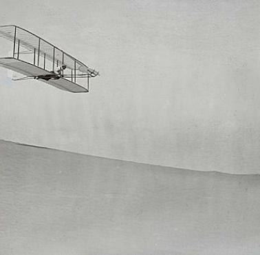 Jeden z pionierów lotnictwa Wilbur Wright podczas próby lotu ze zbocza w miejscowości Kitty Hawk (USA).