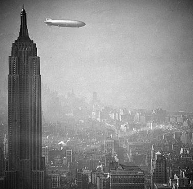Niemiecki sterowiec Hindenburg nad Manhattanem