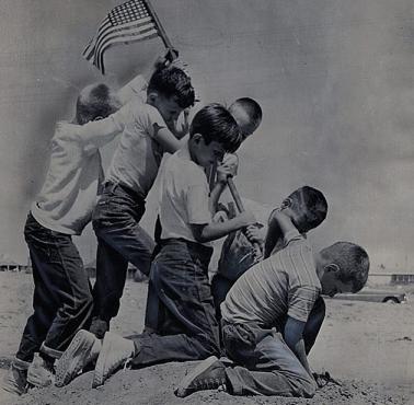 Słynne zdjęcie zrobione podczas bitwy o Iwo Jimę w wersji dziecięcej (Long Beach, Kalifornia, USA)