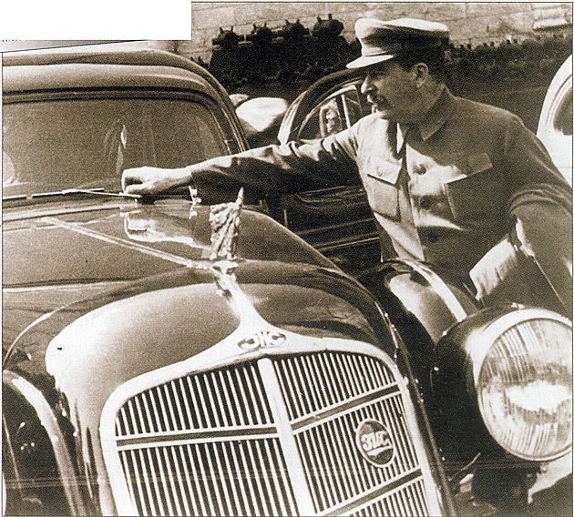 Józef Stalin przy swoim ZIS-101