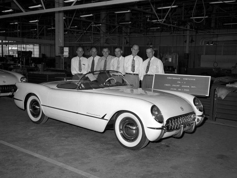 Pierwszy Chevrolet Corvette schodzi z linii produkcyjnej.