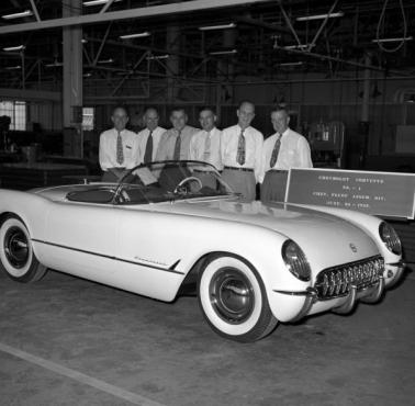 Pierwszy Chevrolet Corvette schodzi z linii produkcyjnej.