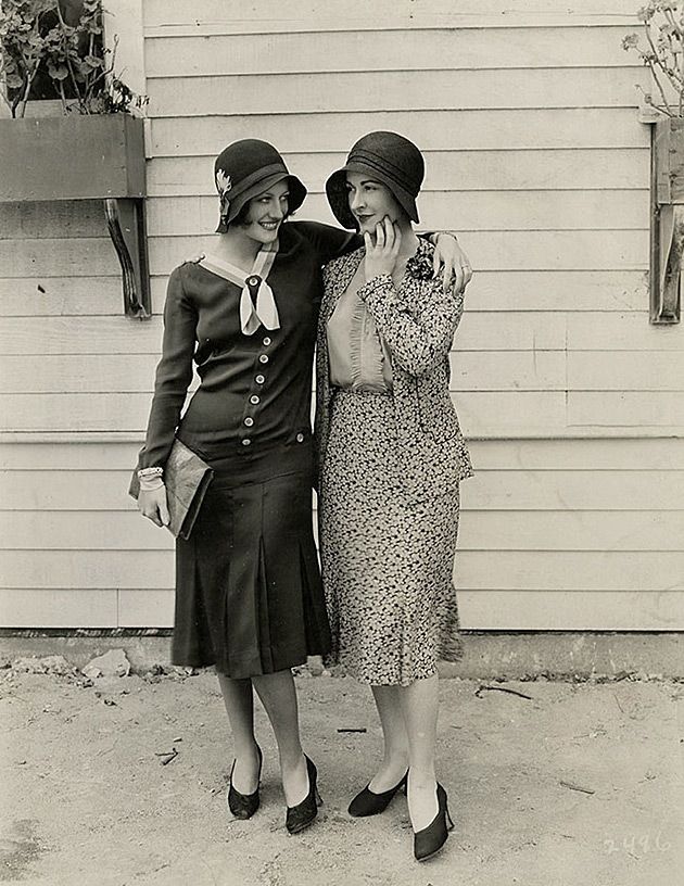 Dwie aktorki: Joan Crawford i Kay Hammond pozują do zdjęcia (USA).