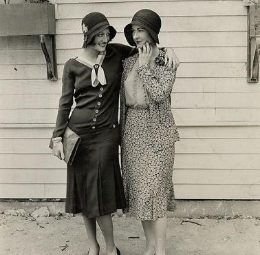Dwie aktorki: Joan Crawford i Kay Hammond pozują do zdjęcia (USA).