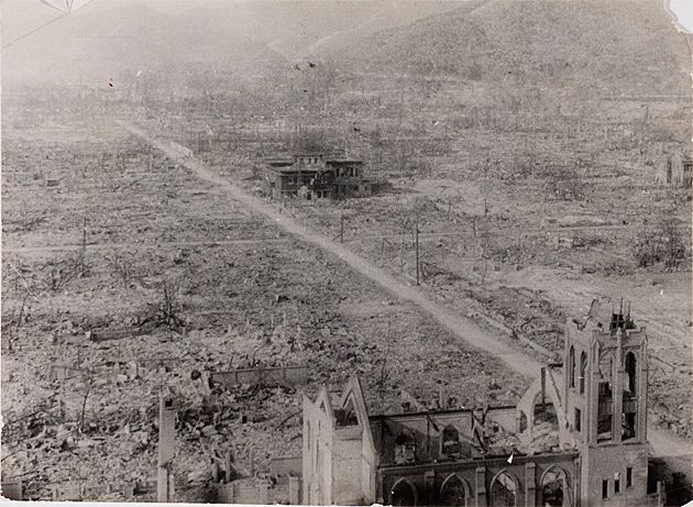 Hiroshima tuż po wybuchu bomby atomowej. Na dole zdjęcia kościół katolicki.