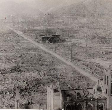 Hiroshima tuż po wybuchu bomby atomowej. Na dole zdjęcia kościół katolicki.