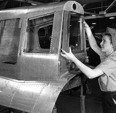 Mężczyźni na wojnie, kobiety w fabrykach, montaż części gondoli strzelca bombowca B-29 (Waszyngton, USA).