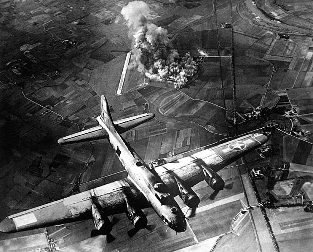 Amerykański B-17 bombarduje niemiecką fabrykę.