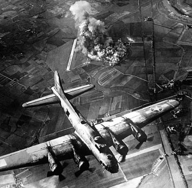 Amerykański B-17 bombarduje niemiecką fabrykę.