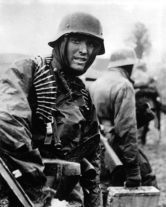Niemiecki żołnierz podczas kontrofensywy w Ardenach