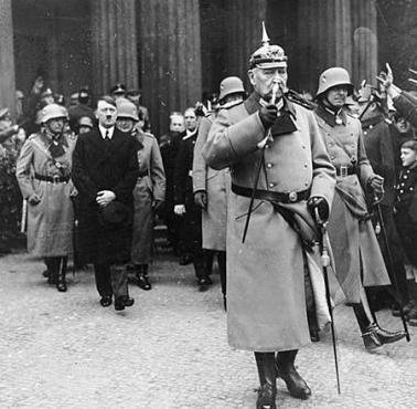 Prezydent Paul Von Hindenburg spotyka się z kanclerzem Adolfem Hitlerem.