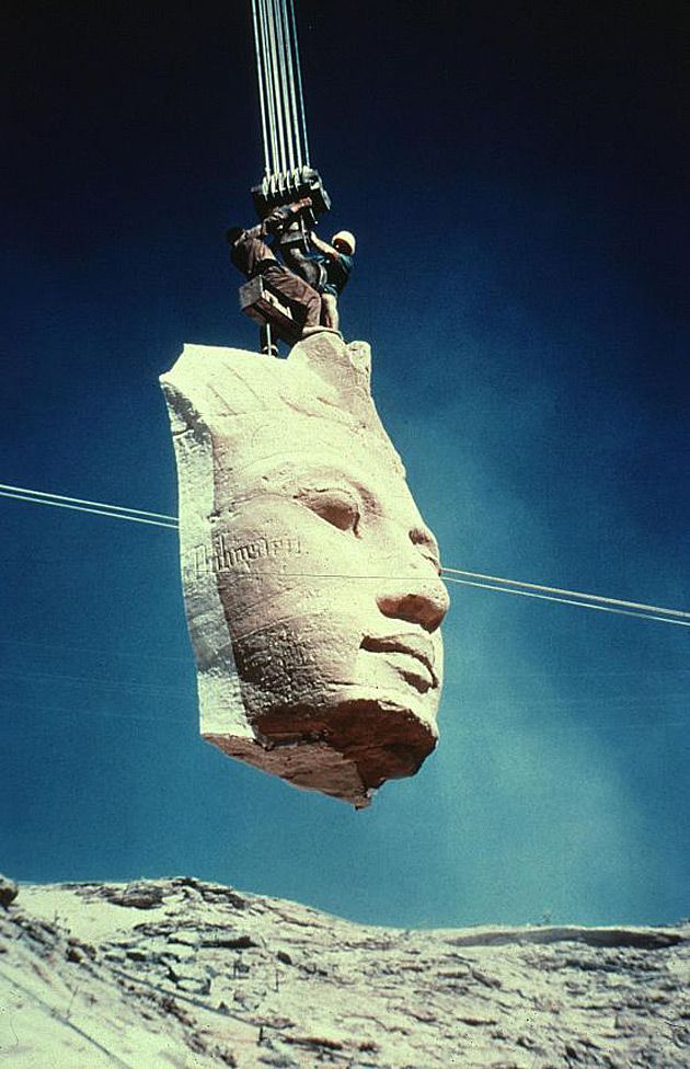 Przeprowadzka świątyni Abu Simbel podczas budowy tamy na Nilu (Egipt).