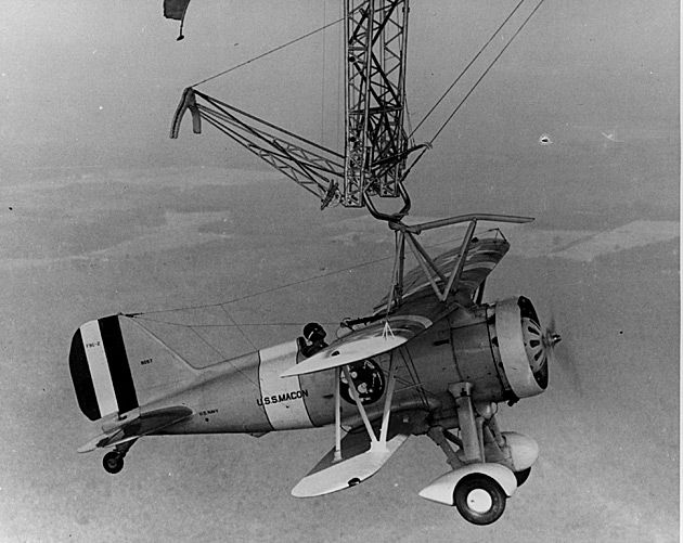 Sparrowhawk podpięty pod helowy sterowiec szkieletowy amerykańskiej marynarki wojennej USS Macon.