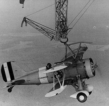 Sparrowhawk podpięty pod helowy sterowiec szkieletowy amerykańskiej marynarki wojennej USS Macon.