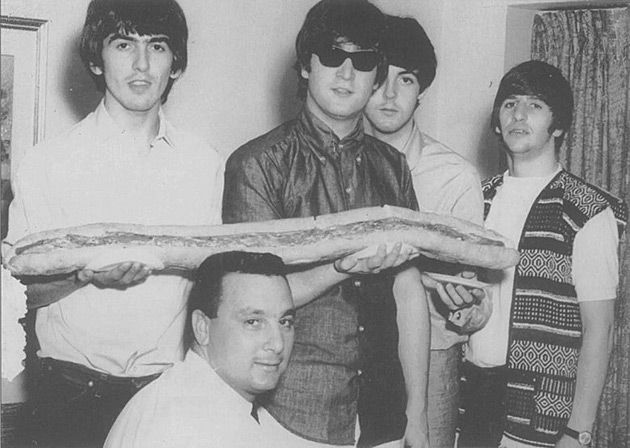 Beatlesi i policjant Bobby Palamaro pozują z gigantycznym sandwichem (Atlantic City, USA).