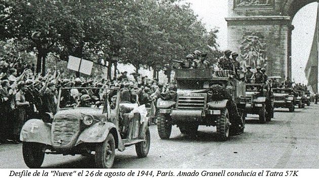 Hiszpańscy anarchiści podczas defilady w wyzwolonym Paryżu.