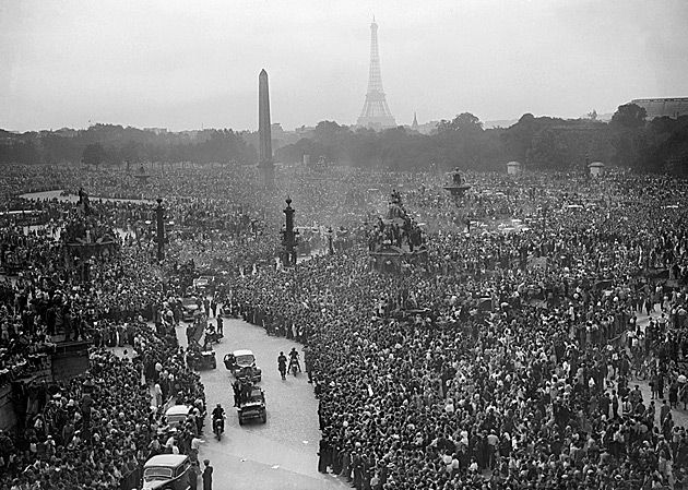 Obalenie rządów marszałka Pétaina, Charles de Gaulle przejmuje władzę w Paryżu.