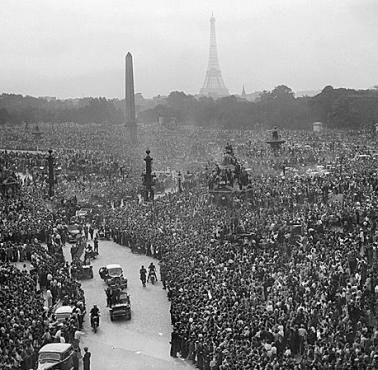 Obalenie rządów marszałka Pétaina, Charles de Gaulle przejmuje władzę w Paryżu.