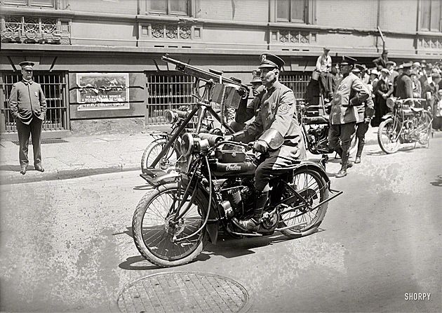 Zmotoryzowany policjant w Nowym Jorku z karabinem maszynowym