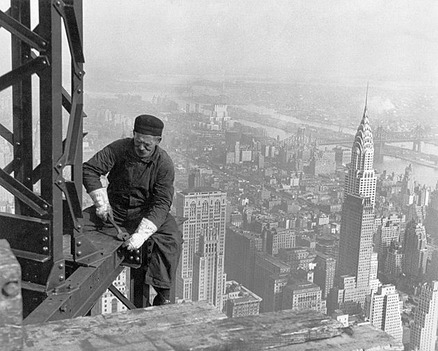 Robotnik podczas budowy The Empire State Building (Nowy Jork).