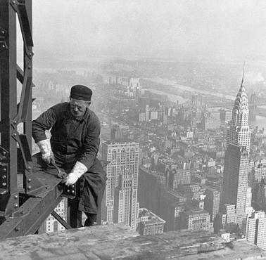 Robotnik podczas budowy The Empire State Building (Nowy Jork).