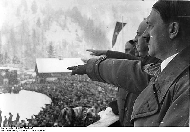 Adolf Hitler salutuje sportowcom podczas rozpoczęcia Zimowych Igrzysk Olimpijskich.