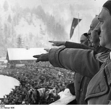 Adolf Hitler salutuje sportowcom podczas rozpoczęcia Zimowych Igrzysk Olimpijskich.