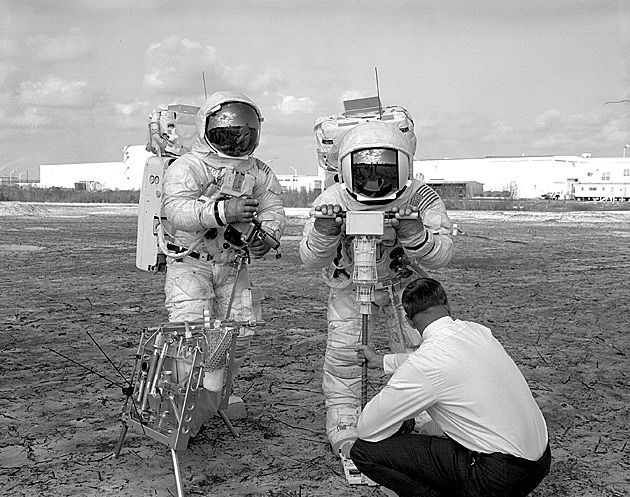 Członkowie załogi Apollo 13 ćwiczą pobieranie księżycowych próbek.