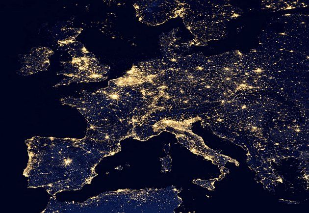 Europa nocą na fotografii Suomi NPP