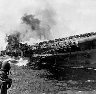 USS Franklin uszkodzony przez japońskie samoloty.