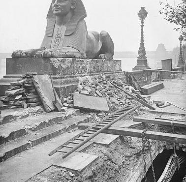 Londyński Sphinx na moście Victoria Embankment uszkodzony podczas nalotów.