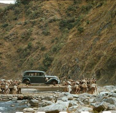 Prezent Adolfa Hitlera dla króla Nepalu Truibhuvana w postaci luksusowego Mercedesa.