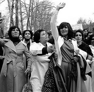 Irańskie kobiety protestują przeciwko wprowadzeniu obowiązkowej zasłony na twarz - ihjab (Teheran, Iran).