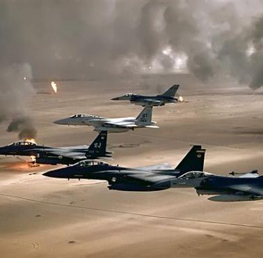 Amerykańskie samoloty nad płonącym Kuwejtem podczas operacji Pustynna Burza.