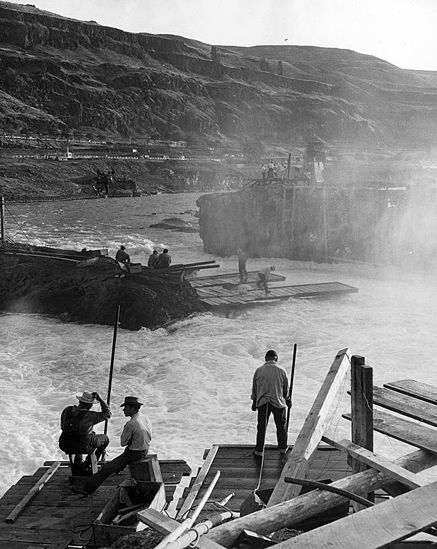 Łowienie przy wodospadach Celilo Falls, święte miejsce północnoamerykańskich Indian (Columbia, USA).