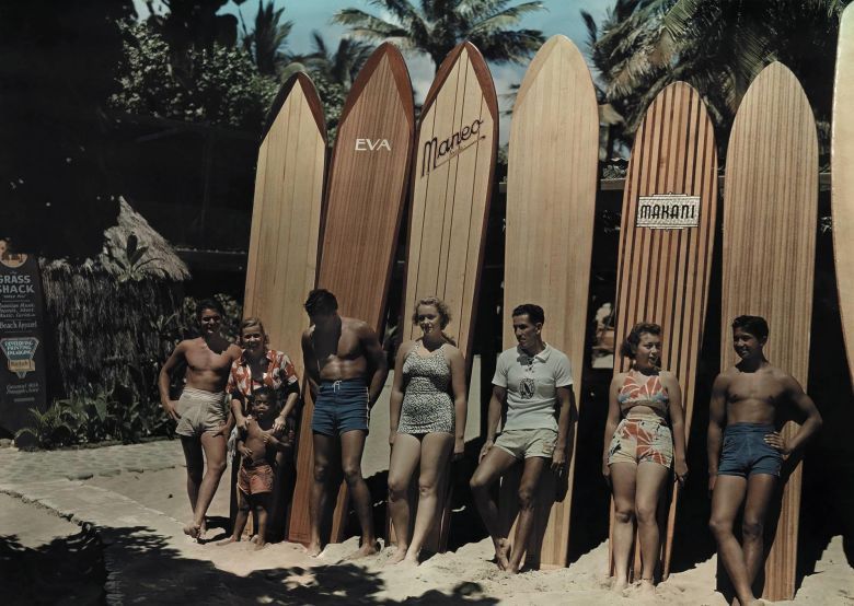 Surferzy z swoimi potężnymi 45 kg deskami (Hawaje, USA).