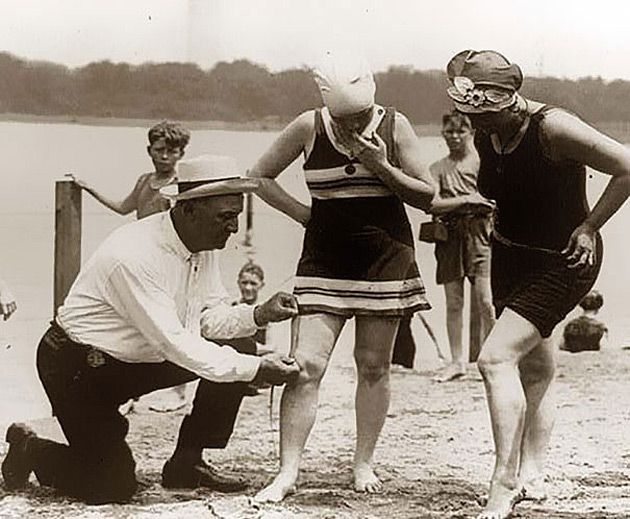 Mierzenie długości kobiecych strojów kąpielowych na plaży (USA).