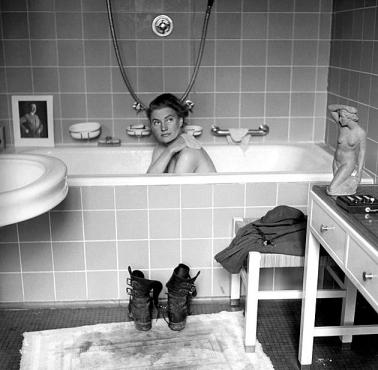 Fotografka Lee Miller kąpie się w apartamencie należącym do Adolfa Hitlera w Monachium tuż po wizycie w obozie Dachau