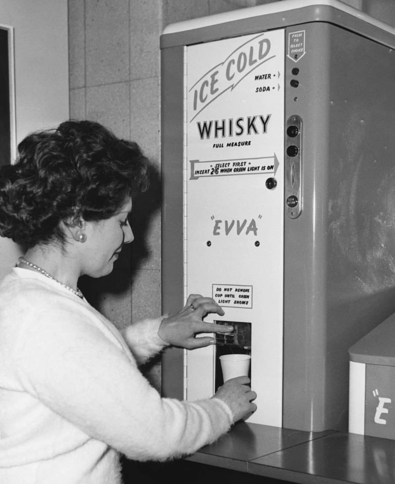 Lata 50-te - biurowy automat z whisky z lodem w biurze.