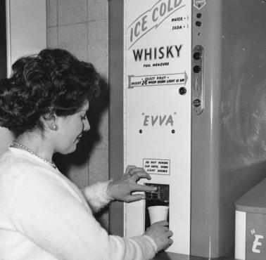 Lata 50-te - biurowy automat z whisky z lodem w biurze.