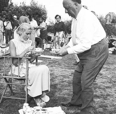 Alfred Hitchcock podaje herbatę Grace Kelly, zdjęcie z planu filmu 