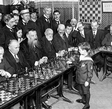 8 letni Samuel Reshevsky w trakcie turnieju szachowego we Francji.