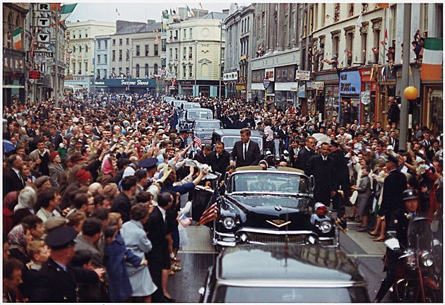 Prezydent John F. Kennedy podczas oficjalnej wizyty w Irlandii (Cork).