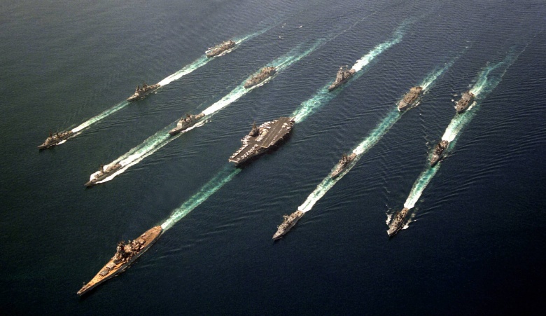 Amerykański lotniskowiec USS Ranger z eskortą pancernika typu Iowa USS Wisconsin.