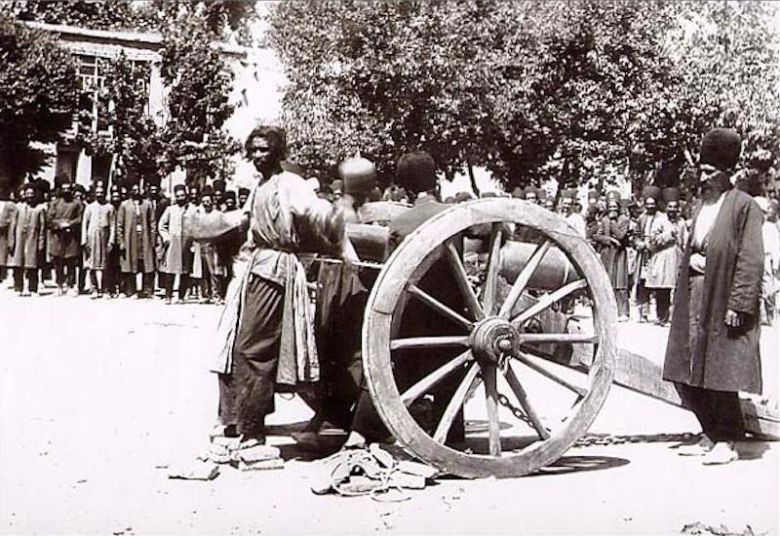 XIX wiek - egzekucja wykonana poprzez rozstrzelanie z armaty (Iran).