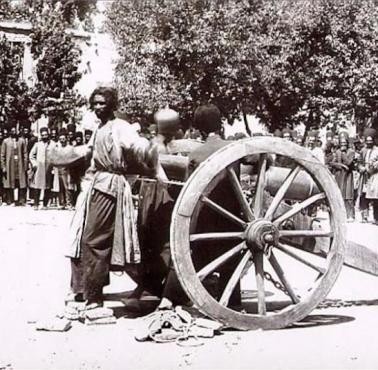 XIX wiek - egzekucja wykonana poprzez rozstrzelanie z armaty (Iran).
