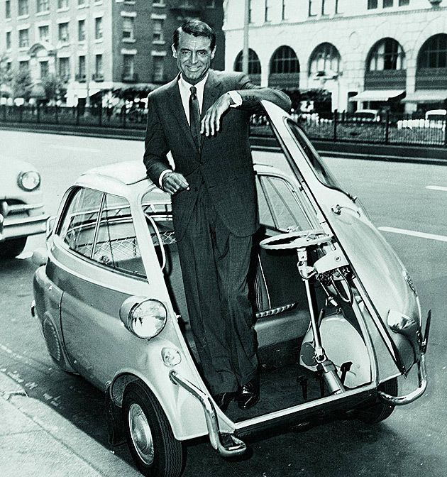 Amerykański aktor Cary Grant reklamuje BMW Isetta.