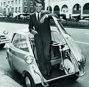 Amerykański aktor Cary Grant reklamuje BMW Isetta.