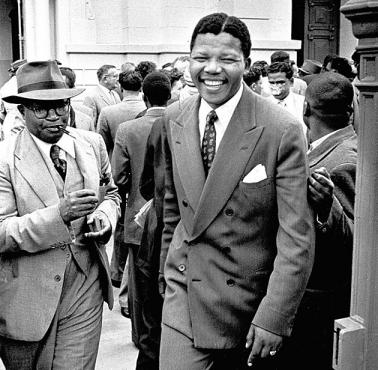 Młody Nelson Mandela wychodzi z sądu (Pretoria, RPA).