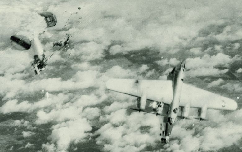 Amerykański bombowiec B-24 Liberator Red Bow zestrzelony przez niemiecki samolot odrzutowy Messerschmitt Me 262.